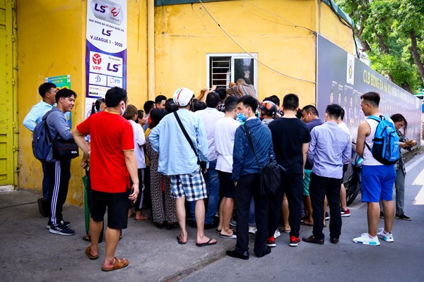 CĐV xếp hàng mua vé xem dàn “sao” nhà bầu Hiển - Anh 1